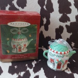 2001 Hallmark Cozy Home Red Green Keepsake Christmas ornament